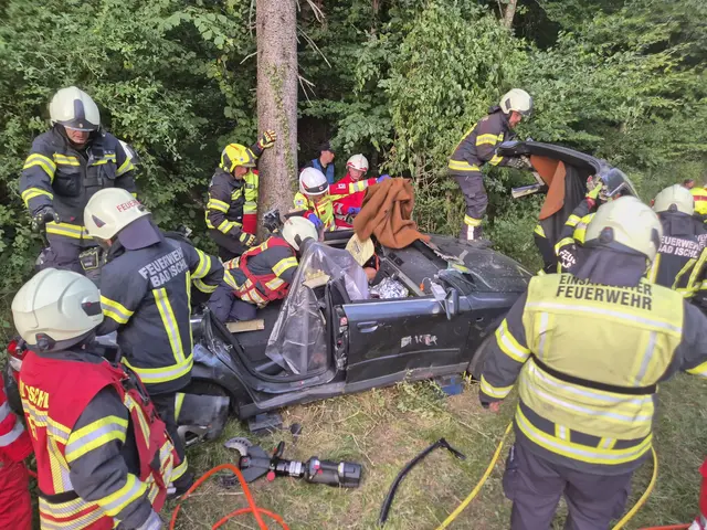 Bei der Übung in Bad Ischl wurden zwei eingeklemmte Personen aus einem Autowrack befreit. | Foto: ff-badischl.at