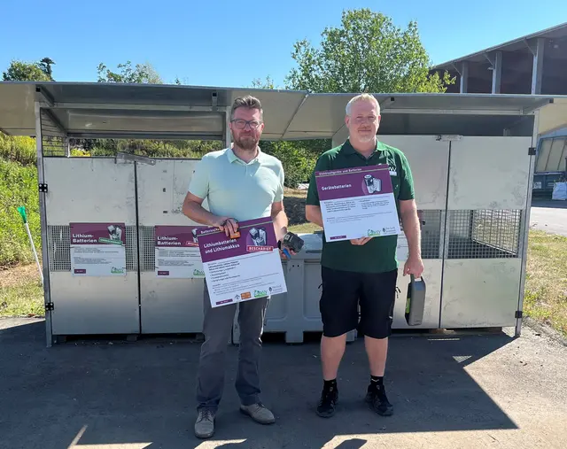 GF Lukas Kremsl und BL Martin Wappel mahnen zur richtigen Entsorgung von Lithiumbatterie, Lithiumakkus und Gerätebatterien. | Foto: Gerhard Kerschbaumer