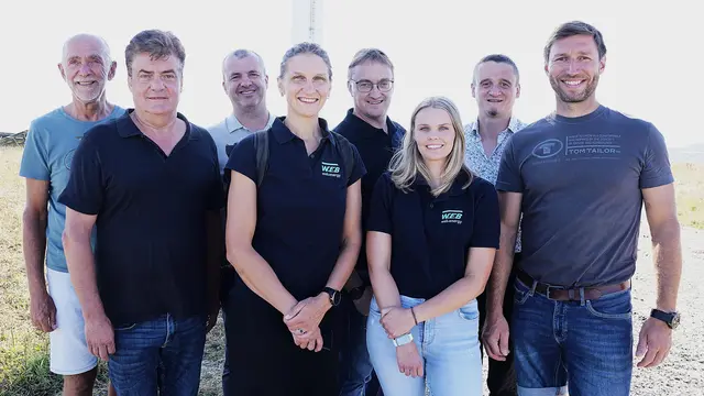 Die EEG-Vorstände Schweiggers' Bürgermeister Josef Schaden und Zwettls Stadtrat Erich Stern, EEG-Obmannstellvertreter Dietmar Hipp, von der WEB Marianna Jelinek (Projektleitung), Roman Prager (Vorstand) und Denise Forstner (Energiedatenmanagement), EEG-Obmann Klaus Binder und EEG-Vorstand Andreas Holzmüller schreiben Energie-Geschichte (von links). | Foto: Franz Fichtinger