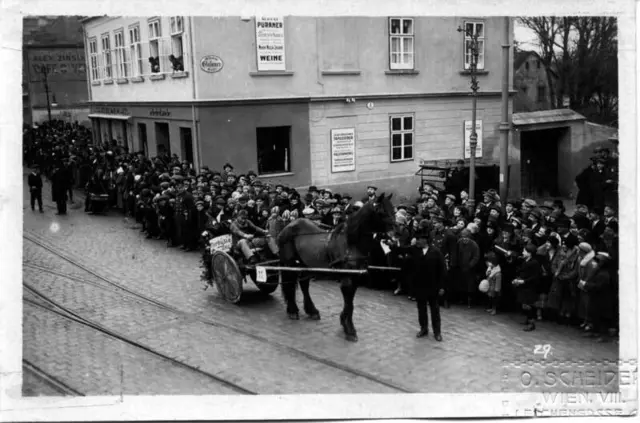 Der Ober St. Veiter Faschingsumzug, damals noch unter dem Namen Ober St. Veiter Drahrer Club auf der Hietzinger Hauptstraße im Jahr 1923. | Foto: 1133.at