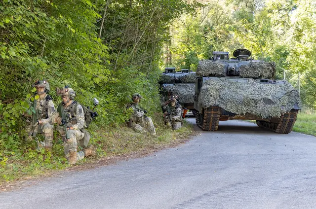 Zunächst rückten die Soldaten im Zuge der Übung mit dem Schützenpanzer Ulan in Richtung Kraftwerk vor. | Foto: MeinBezirk/Doms