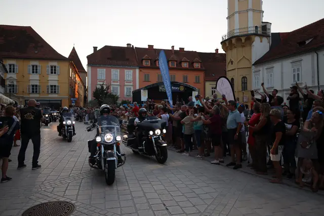 Motorradfahrer und Publikum