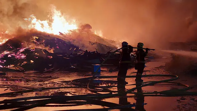 16 Feuerwehren waren im Einsatz, um den Brand zu bekämpfen. | Foto: FOTOKERSCHI / BFKDO RIED