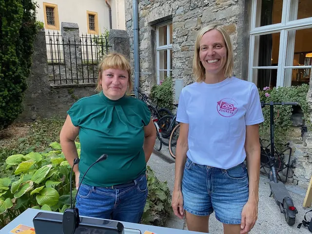 Paris Murder Mystery Kassa: Ursula Schrefl und Rosemarie Aigner (von links) hießen die Besucher*innen beim Eintritt willkommen. | Foto: Filmzuckerl