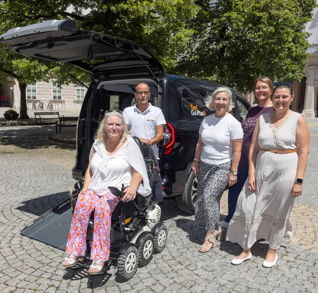 Das barrierefreie Taxi. Im Bild: v.l.: Monika Schmerold, Obfrau des Vereins knackpunk; Simon Grothe, Taxi GoPlus; Stadträtin Andrea Brandner; Eva Spießberger, Team Vielfalt; Claudia Vins, Antidiskriminierungsstelle. | Foto: Stadt Salzburg/Wildbild