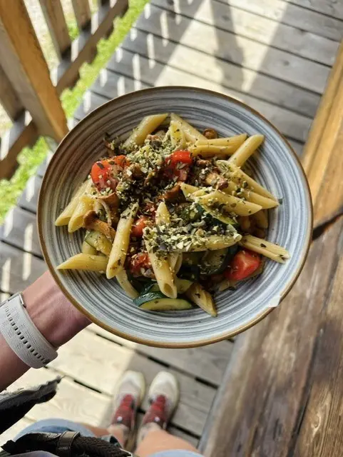 Frische Pasta, veredelt mit duftenden Kräutern aus dem eigenen Garten. | Foto: Jakob Herrmann
