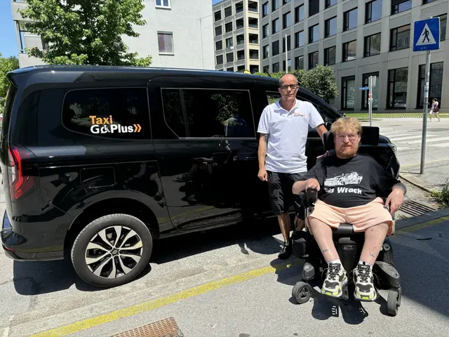 Mit seinem barrierefreien Taxi ist Raphael Simon Grothe vor allem in und um Salzburg unterwegs. Im Bild mit seinem Fahrgast Jasmin aus der Stadt Salzburg.  | Foto: Lisa Gold