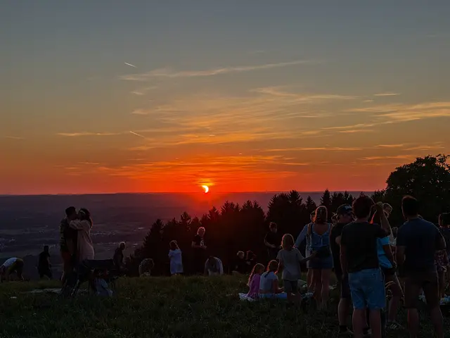 Am 12. August 2026 war in Salzburg zum ersten Mal seit langem eine partielle Sonnenfinsternis zu sehen und das konnten sich viele natürlich nicht entgehen lassen. | Foto: Bernhard Seidl