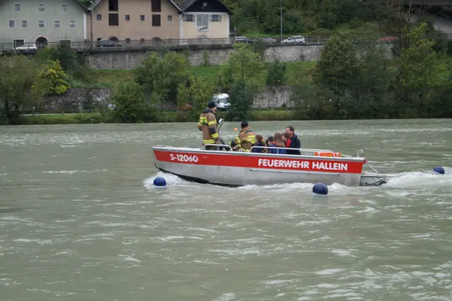 Rundfahrten mit dem Feuerwehrboot auf der Salzach. | Foto: Josef Wind