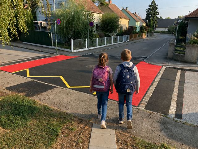 Gemeinsam wird der Schulweg geübt: Anna und Jonas üben gemeinsam das Überqueren der Straße und ihren Schulweg.  | Foto: Thiem