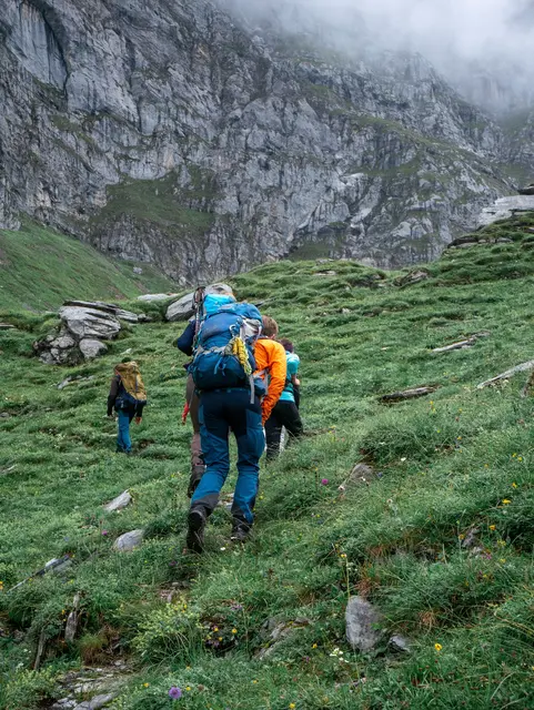 Zur Grundausstattung eines Wanderrucksacks zählen laut Zaisberger ein Erste-Hilfe-Set, ausreichend Getränke, Sonnenschutz sowie Wechselkleidung. Viele Rucksäcke verfügen außerdem über integrierte Regenhüllen. Auch ein Poncho und eine Sitzunterlage können auf längeren Touren nützliche Begleiter sein. | Foto: pexels / Space Shipguy