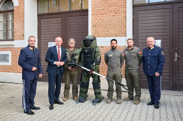 Insgesamt acht neue Bombenschutzanzüge sorgen für zusätzlichen Schutz der Entschärferinnen und Entschärfer. | Foto: BMI