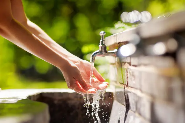 Auch die Gemeinden wollen in Zukunft Maßnahmen umsetzen, um der Wasserknappheit entgegenzuwirken. | Foto: smarterpix/mary_smn