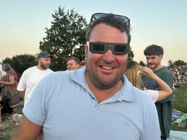 Gemeinsam die Sonnenfinsternis beobachten und Sternderl schauen: Bürgermeister Josef Fischer genoss das Bad in der Menschenmenge hoch oben in Kitzeck. | Foto: MeinBezirk