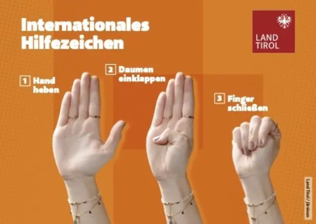 Das internationale Hilfezeichen besteht aus drei einfachen Bewegungen: Hand heben, Daumen einklappen, Finger über den Daumen schließen | Foto: Land Tirol