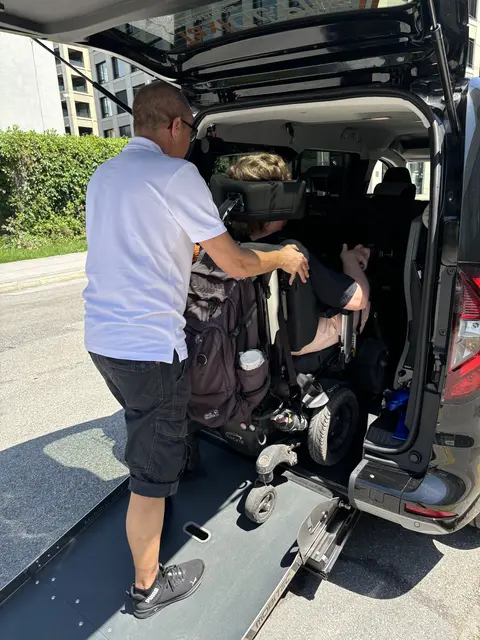 Über eine Rampe kann Raphael Simon Grothe den E-Rollstuhl von Jasmin direkt ins Fahrzeug befördern. | Foto: Lisa Gold