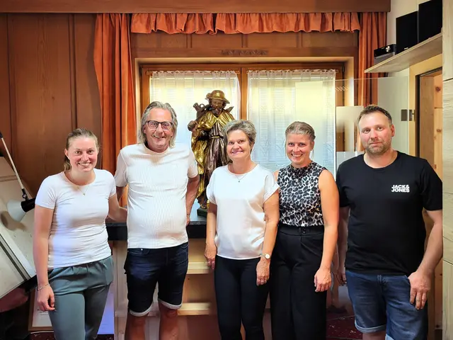Ein besonderer Begleiter: Familie Gföller mit dem heiligen Josef, der künftig den Arbeitsalltag in der Werkstatt begleiten wird. | Foto: Gemeinde Wildschönau