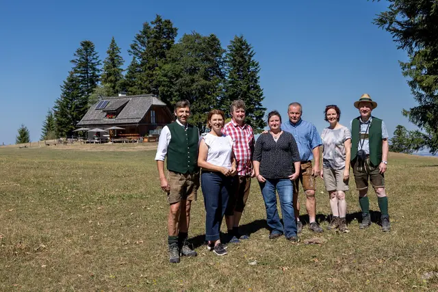 Almobmann OÖ Feßl, LRin Langer-Weninger, Bewirtschafter der Freithofbergalm Familie Eisenführer, BBKO Steyr LAbg. Aspalter und Almbeauftragter des Landes OÖ Hubert Ischlstöger (v. li.). | Foto: Land OÖ/Margot Haag