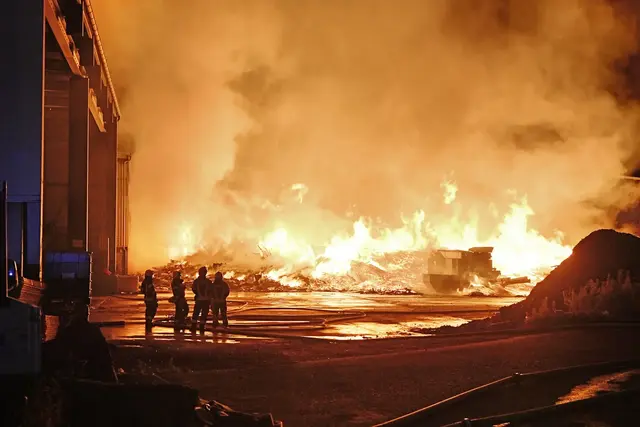 In der Nacht auf den 13. August 2026 kam es in einem Abfallentsorgungsbetrieb in Mettmach zu einem Großbrand. | Foto: Fotostudio Manfred Fesl