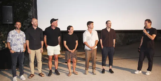 Das Filmzuckerl-Team mit dem Film-Team und den Ehrengästen: Hannes Mayrhofer, Andreas Kössl, Olivia Mocnik, Mona Mocnik, Johanna Gruber und Gudrun Mocnik (vorne, von links) sowie Michael Welser, Landtagsabgeordneter Mario Wührer, Florian Brüning, Rosemarie Aigner, Dominic Kubisch, Florian Grünberger Leni Gruber, Bürgermeister Werner Krammer, Alex Reinberg, Patrick Wally, Reinhard Reisenzahn, Ursula Schrefl, Ludwig Mayr, Katharina Ortner und Manuel Ortner (von links).

 | Foto: Christa Hochpöchler