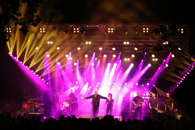 Ein voller Erfolg: Das Weltmusik-Festival "Hiesige &amp; Dosige" ging zum 25. Mal im Wieselburger Schlosspark über die Bühne. | Foto: fotostud.io by Johnny Gruen/halle2