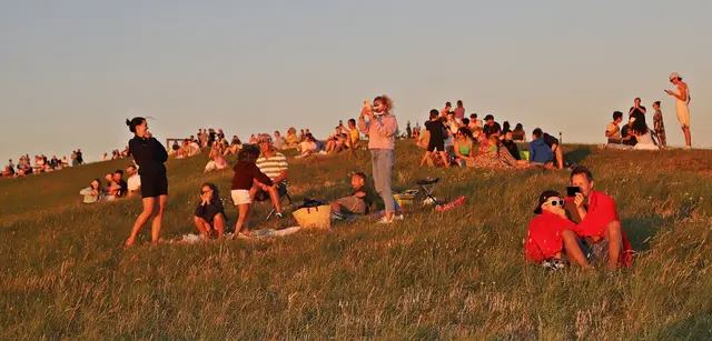 Auch am Gmundnerberg versammelten sich zahlreiche Menschen, um die "Sofi2026" zu bestaunen. | Foto: Hörmandinger