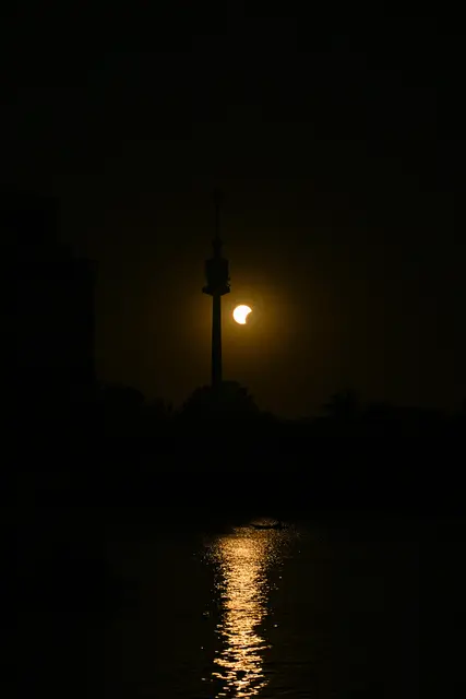 MeinBezirk-Leser Manfred Koller hat die Sonnenfinsternis am 12. August um etwa 19.39 Uhr mit Blickrichtung zum Donauturm bei der Alten Donau per Foto festgehalten.  | Foto: Manfred Koller 