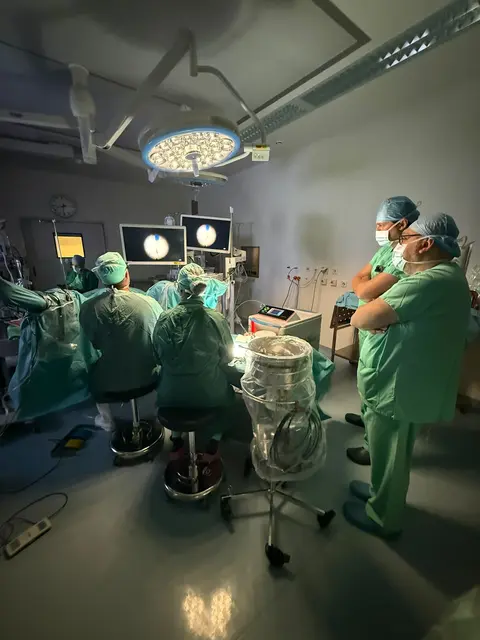 Urologen aus Šibenik, Kroatien konnten in Baden Einblicke in die Operationstechnik erhalten und praktische Erfahrungen sammeln. | Foto: LK-BN-MD