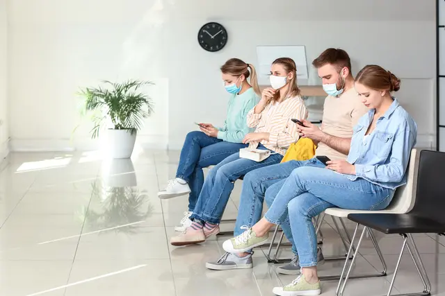 Patientinnen und Patienten im Wartezimmer