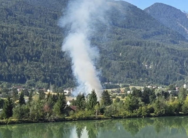 Eine Hecke in der Ortschaft Strau im Bezirk Klagenfurt-Land geriet in Vollbrand.  | Foto: Freiwillige Feuerwehr Kirschentheuer
