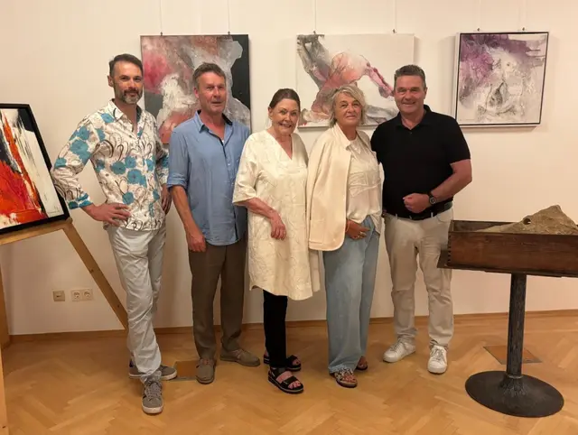 Ausstellungseröffnung „Kollektiv Obertraun“ mit Vizebürgermeister Gernot Winterauer, Josef Lantschner, Monika Unterberger, Andrea Lantschner und Bürgermeister Egon Höll. | Foto: Gde. Obertraun