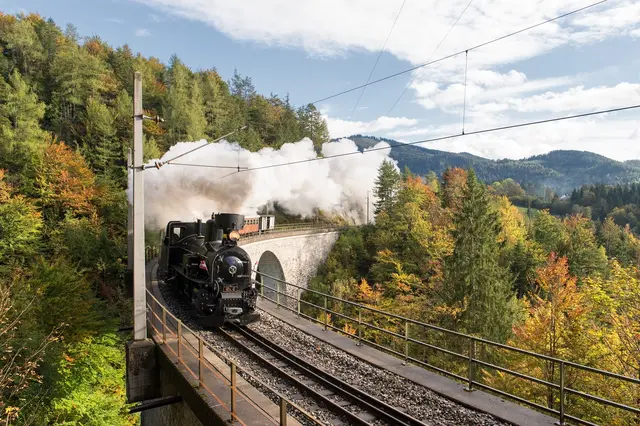 Die schmalspurige Mariazellerbahn bringt die Gäste von St. Pölten hinauf nach Mariazell.  | Foto: NOEVOG/Gregory