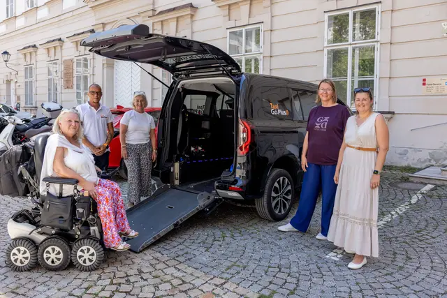 Das barrierefreie Taxi. Im Bild: v.l.: Monika Schmerold, Obfrau des Vereins knackpunk; Simon Grothe, Taxi GoPlus; Stadträtin Andrea Brandner; Eva Spießberger, Team Vielfalt; Claudia Vins, Antidiskriminierungsstelle. | Foto: Stadt Salzburg/Wildbild