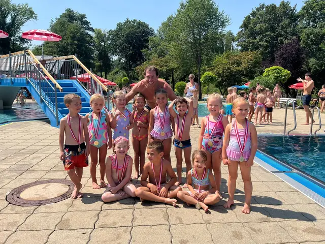 Sportstadtrat Martin Stöckler mit den Schwimmkurs Kindern. | Foto: Stockinger