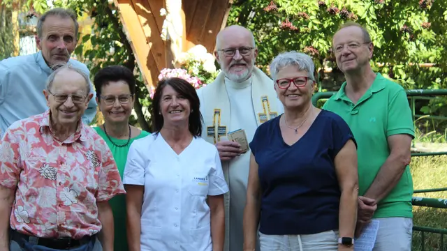 Pfarrer Eduard Schipfer freute sich sehr über die Würdigung seiner seelsorgerischen Tätigkeit 
im PBZ Hollabrunn vlnr.: Pfarrvikar Norbert Orglmeister, Erich Seher, Hedwig Hörmann, 
Ehrenamtsmanagerin Elisabeth Schönhofer, Pfarrer Eduard Schipfer, Elisabeth Stifter, Willi 
Müllebne | Foto: PBZ Hollabrunn