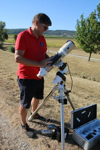 Obmann Wolfgang Mandl - (BTB) Big Telescope Brentenriegel,  beim Aufbau seines Teleskops 
