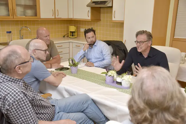 Soziallandesrat Wolfgang Fürweger (2. v. li.) informierte sich im Rahmen seiner Sommertour über die Pflege- und Sozialangebote im Lungau. Dabei besuchte er auch das Seniorenwohnheim St. Barbara, das sich direkt neben der Landesklinik Tamsweg befindet. Im Bild rechts: Tamswegs Bürgermeister Wolfgang Pfeifenberger. (Tamsweg, 28.7.2026) | Foto: Land Salzburg/Neumayr