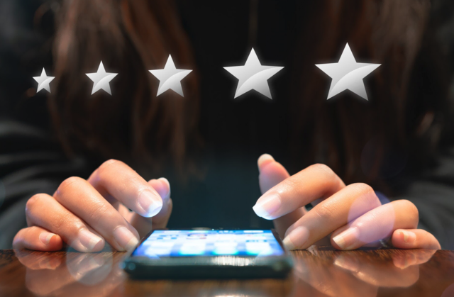 Mit einer Rezension kann man Schaden anrichten. | Foto: Shutterstock/Dubo