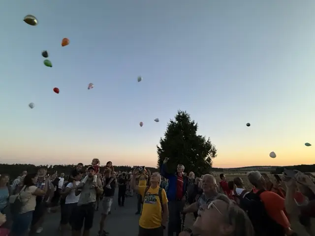 333 „Kirchensportler“ machten die Nacht zur Erlebniswanderung.  | Foto: Zarl