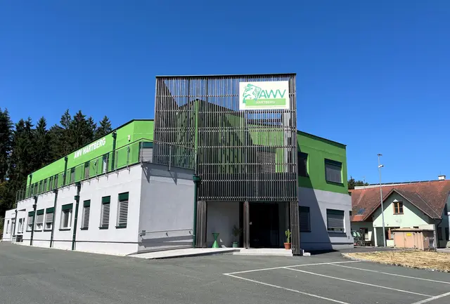 Das Betriebsgebäude des AWV Hartberg in S. Johann in der Haide, wo Batterien und Akkus immer wieder gefährliche Brände auslösen. | Foto: Gerhard Kerschbaumer