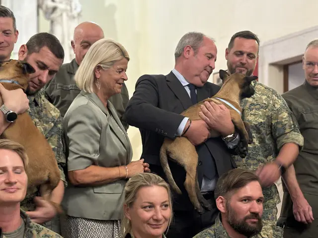 Josef Pröll, Vizekanzler a.D. und Präsident des ÖFB, übernimmt die Patenschaft für die jüngsten Mitglieder des Militärhundezentrums.  | Foto: MeinBezirk/Barbara Babonitsch-Diewald