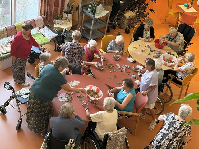 Anstelle der traditionellen Kräutersträuße wurden Duftsackerl befüllt. Diese Handhabung ist für die ältere Generation wesentlich einfacher und ermöglichte allen das aktive Mitmachen. 
