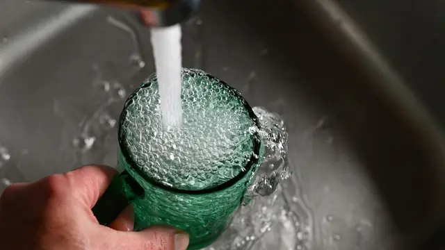 In Zirl galt seit Donnerstag voriger Woche und über das Wochenende hinaus ein Abkochgebot für das Trinkwasser.  | Foto: Andres Siimon/Unsplash (Symbolbild)