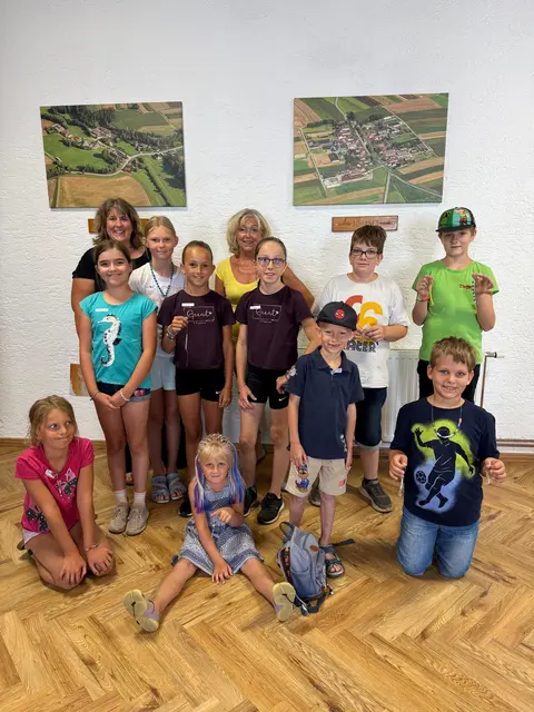 Die Kids aus Thaya zeigen ihre selbstgemachten Schmuckstücke. | Foto: Marktgemeinde Thaya