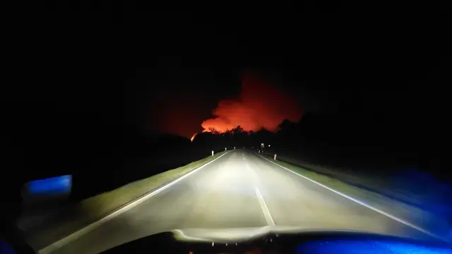 Der Feuerschein war bei der Anfahrt bereits deutlich sichtbar. | Foto: FOTOKERSCHI / BFKDO RIED