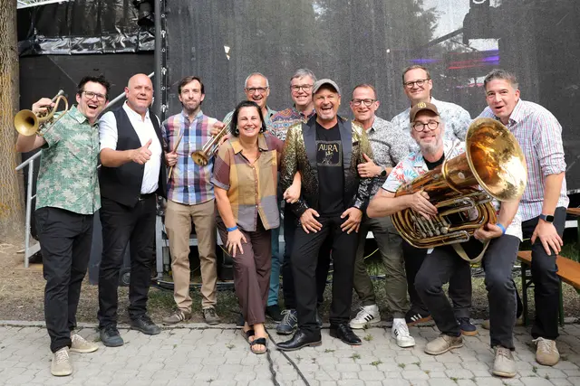 Ein voller Erfolg: Das Weltmusik-Festival "Hiesige &amp; Dosige" ging zum 25. Mal im Wieselburger Schlosspark über die Bühne. | Foto: fotostud.io by Johnny Gruen/halle2