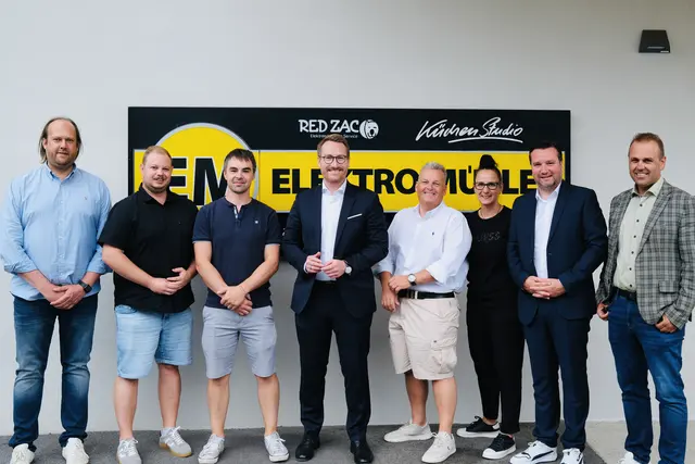 LHStv. Philip Wohlgemuth (4.v.l.) bei Elektro Müller in Landeck. | Foto: SPÖ Landeck