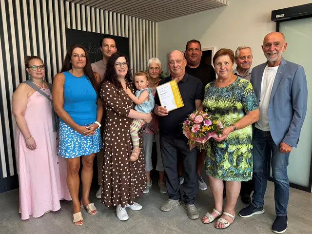 Der Jubilar (mit Urkunde) mit zahlreichen Gratulanten. | Foto: Gemeinde Schweiggers