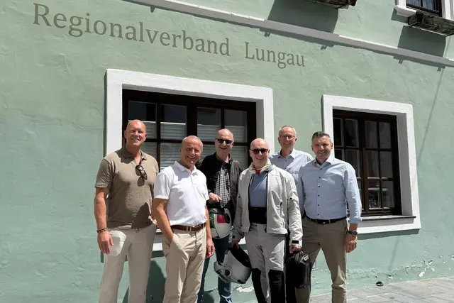 V. li.: Landtagsabgeordneter Eduard Egger (Vizebürgermeister in Tamsweg), Herbert Eßl (Bürgermeister in Mauterndorf), Landtagsabgeordneter Karl Zallinger, Landesrat Wolfgang Fürweger, Manfred Sampl (Obmann Regionalverband Lungau) und Landtagsabgeordneter Markus Schaflechner (Geschäftsführung Regionalverband Lungau). (Mauterndorf, 28.7.2026) | Foto: Land Salzburg/Bernhard Kern