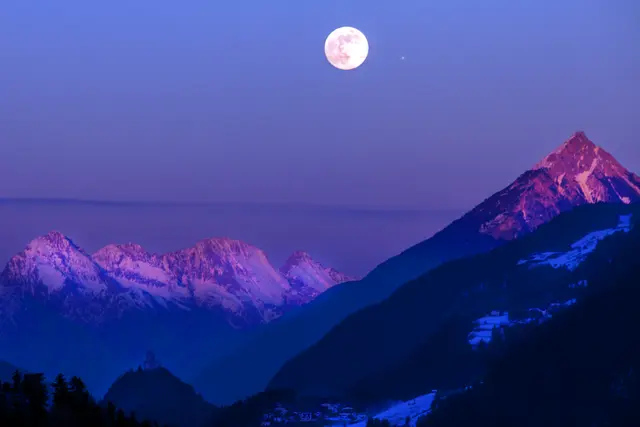 Bild: 01_IMG_1859
Vollmond im Osten, während die Sonne im Westen sich mit leichten Abendrot verabschiedet.
Im Vollbildmodus könnt ihr rechts vom Mond auch den Abendstern (Venus) entdecken! | Foto: © by Ing. Günter Kramarcsik